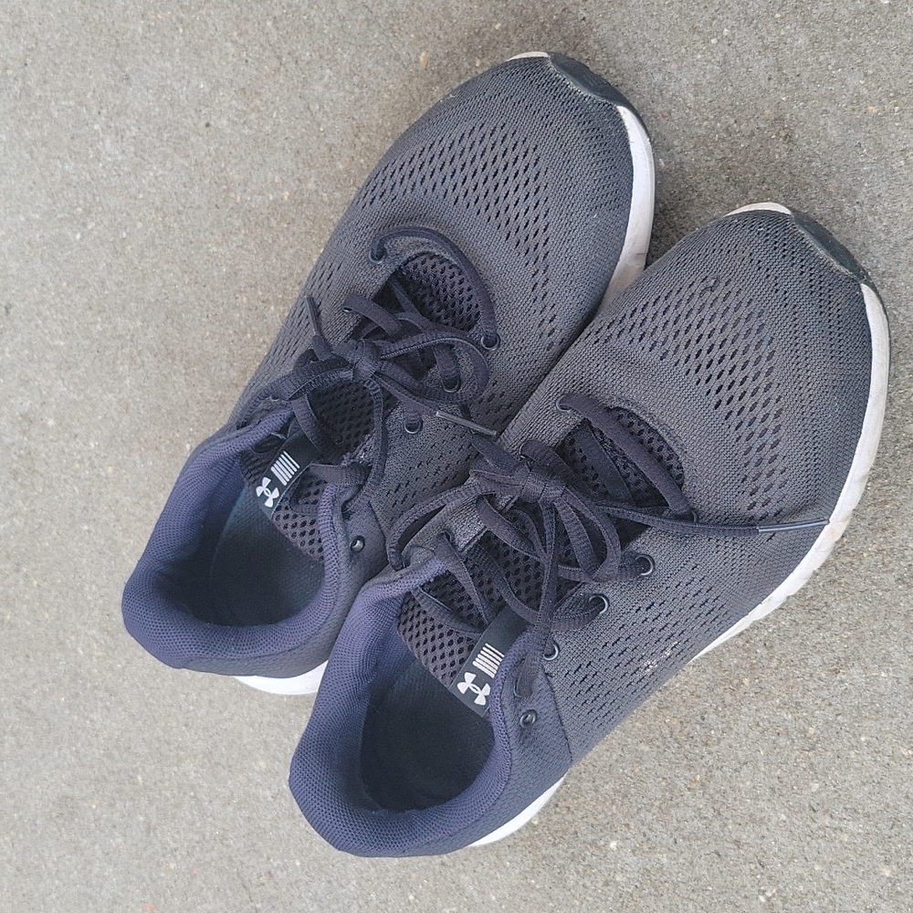 Womens UA tennis shoes
